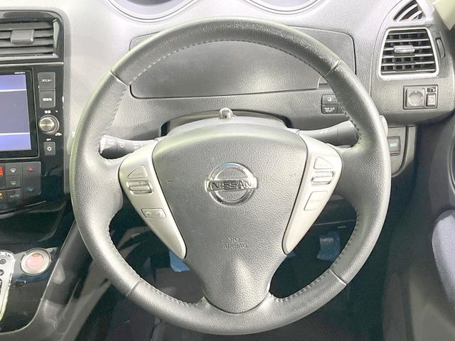 �C���e���A�ɍ��킹���f�U�C���̃X�e�A�����O�́A�^�]�������̂��Ƃ��l���A�^�]���₷���`��A�傫���ł��B�����x�A���ۂɐG���Ă��m���߂��������B