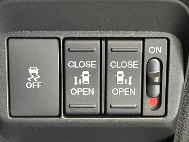 【両側パワースライドドア】スマートキーや運転席のスイッチで後席両側スライドドアの開閉が可能♪電動だから力を入れてドアを開ける必要が無く、小さなお子様でも簡単に開け閉めでき快適です♪