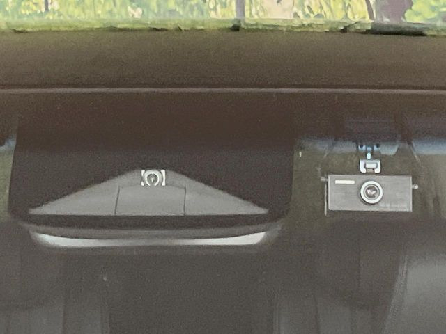 【ホンダセンシング】走行中に前方の車両等を認識し、衝突しそうな時は警報とブレーキで衝突回避と被害軽減をアシスト。より安全にドライブをお楽しみいただけます。