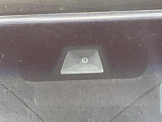 【ホンダセンシング】走行中に前方の車両等を認識し、衝突しそうな時は警報とブレーキで衝突回避と被害軽減をアシスト。より安全にドライブをお楽しみいただけます。