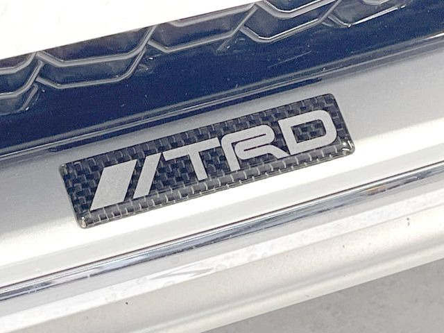 【TRDエアロ】人気のTRDエアロを装備!クルマの外観がよりスタイリッシュになり、街中で存在感あふれる1台に♪将来買い替える時にもリセールに影響しやすく、価値ある人気の装備です!