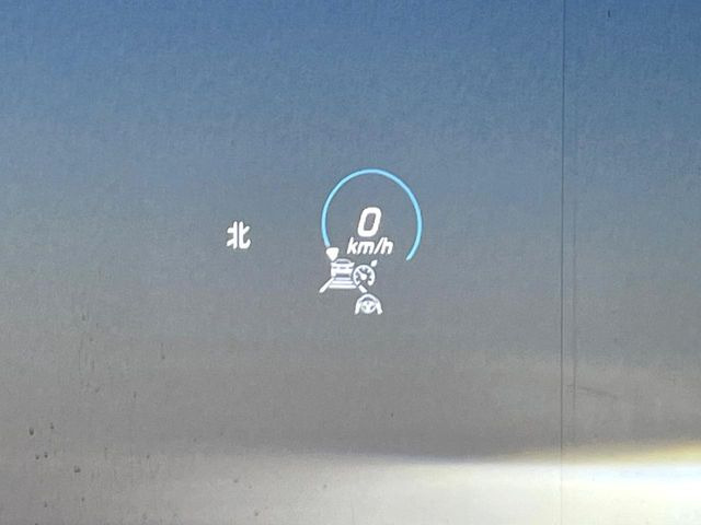 ●ヘッドアップディスプレイ:現在の速度や走行情報をデジタル表示で運転席前方のガラスに投影!運転中、視線をずらさず必要な情報を確認できるのでとっても便利で安心!
