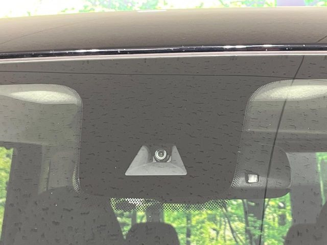 【インテリジェントエマージェンシーブレーキ】フロントカメラで前方の車両や歩行者を検知。衝突しそうな時は衝突被害軽減ブレーキが作動、衝突回避をサポート。より安全にドライブをお楽しみいただけます。