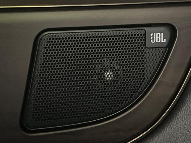 【JBLサウンドシステム】メーカーオプションの高品位サウンドシステムを搭載。専用のチューニングが施された大小様々なスピーカーから良質なサウンドが奏でられ、臨場感あふれる音響空間を演出します。