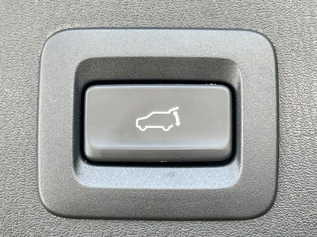 【パワーバックドア】スマートキーや運転席のボタンを押すだけでリアゲートが自動で開閉します!荷物を持っている時や、高い位置にあるバックドアを閉める際に便利な機能です♪