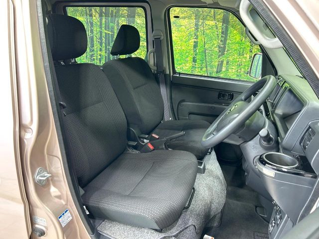 運転席シート廻りは使用感も少なく、良好な状態となっています。丁寧に使われていたことがよくわかりますね。