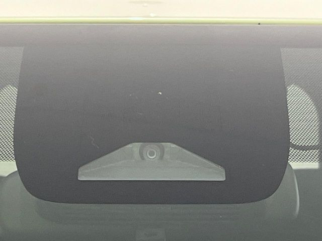 【トヨタセーフティセンス】走行中に前方の車両等を認識し、衝突しそうな時は警報とブレーキで衝突回避と被害軽減をアシスト。より安全にドライブをお楽しみいただけます。