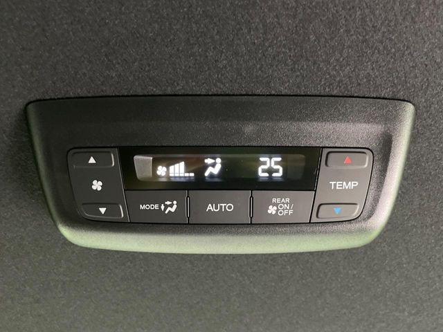 【リアオートエアコン】広い後部座席には必須の機能!風量や温度を自動で調整し前席と同様な車内環境にしてくれるリアオートエアコンを装備。夏の暑さも冬の寒さもストレスなく快適にお過ごしいただけます♪