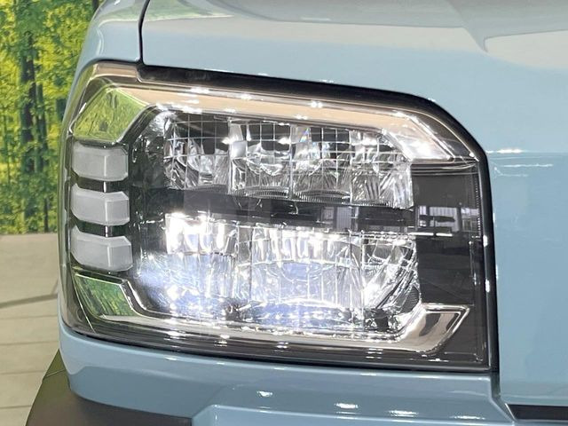 【LEDヘッドライト】悪天候や夜間走行時も良好な視界を確保し安心して運転できる高輝度LEDヘッドライトを装備!点灯速度が早く、消費電力も抑えられています。