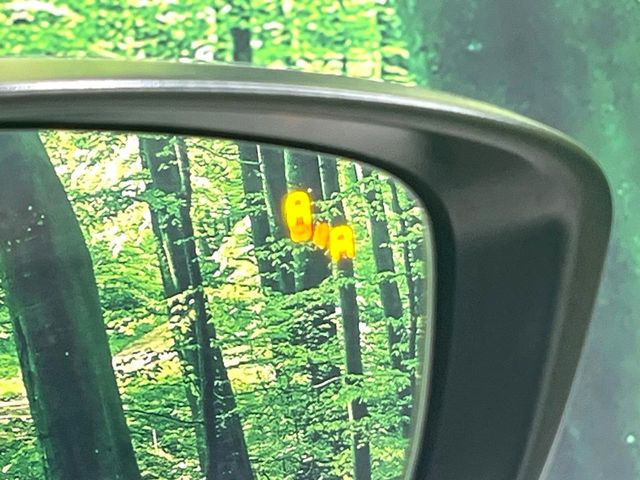 【ブラインドスポットモニタリング】走行中、ドアミラーの死角になりやすい箇所に後続車が接近するとサイドミラー付近に警告を表示、ドライバーに注意喚起をしてくれます。
