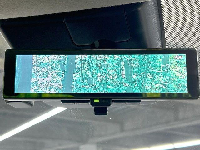 【インテリジェントルームミラー】後席の大きな荷物や同乗者で後方が確認しづらい時でも安心!カメラが撮影した車両後方の映像をルームミラー内に表示。クリアな視界で状況の確認が可能です!