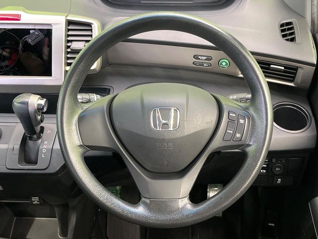 �C���e���A�ɍ��킹���f�U�C���̃X�e�A�����O�́A�^�]�������̂��Ƃ��l���A�^�]���₷���`��A�傫���ł��B�����x�A���ۂɐG���Ă��m���߂��������B