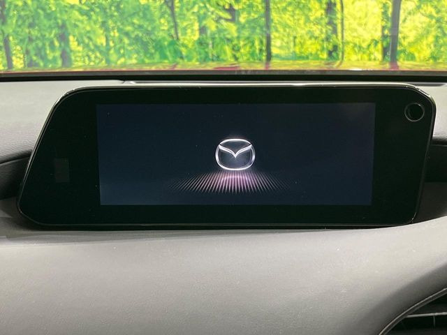 【8.8インチマツダコネクト】車内の雰囲気にマッチした大型のディスプレイ。スマホ接続でのナビ使用やBluetooth再生等、様々な機能が楽しめます。直感的なダイヤル操作が可能で、使い勝手も良好です。