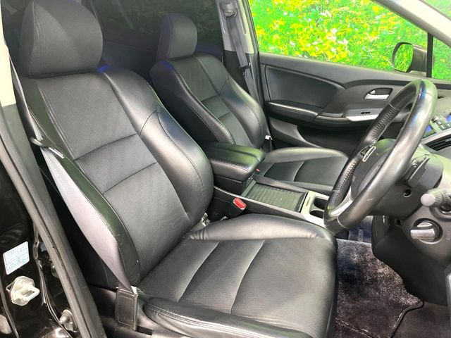 運転席まわりには十分なスペースがあり、大柄な方でもゆったり運転していただける環境です。
