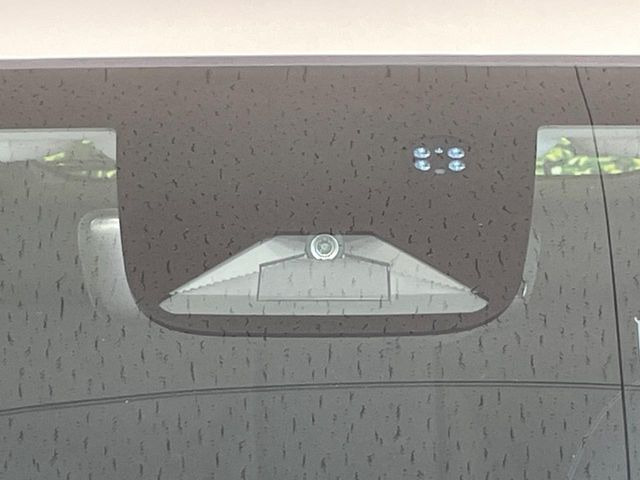 【ホンダセンシング】走行中に前方の車両等を認識し、衝突しそうな時は警報とブレーキで衝突回避と被害軽減をアシスト。より安全にドライブをお楽しみいただけます。