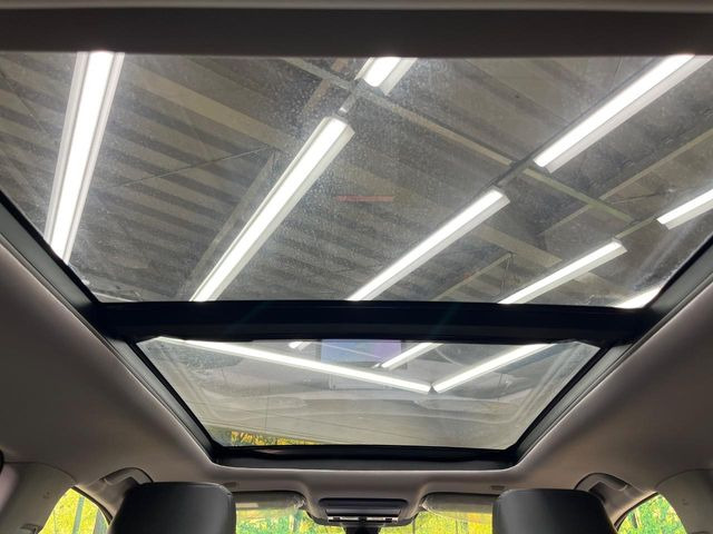 【パノラマルーフ】大型のガラスルーフ搭載で車内の解放感が一気にアップ!開放的なドライブをお楽しみいただけます。
