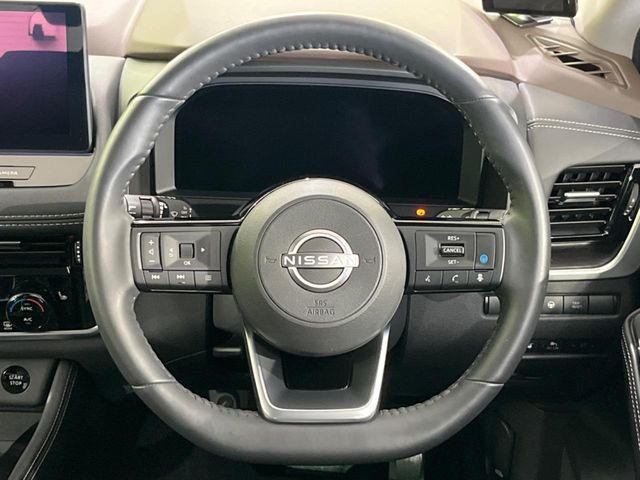 インテリアに合わせたデザインのステアリングは、運転される方のことも考え、運転しやすい形状、大きさです。是非一度、実際に触ってお確かめください。
