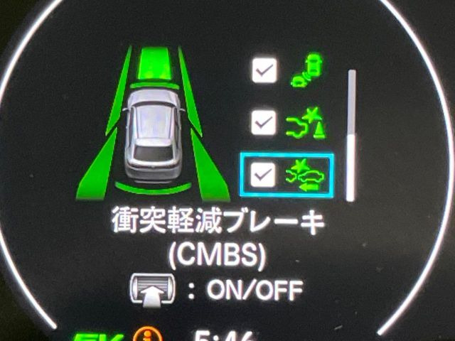 【ホンダセンシング】走行中に前方の車両等を認識し、衝突しそうな時は警報とブレーキで衝突回避と被害軽減をアシスト。より安全にドライブをお楽しみいただけます。
