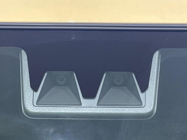 【スマートアシスト】走行中に前方の車両等を認識し、衝突しそうな時は警報とブレーキで衝突回避と被害軽減をアシスト。より安全にドライブをお楽しみいただけます。