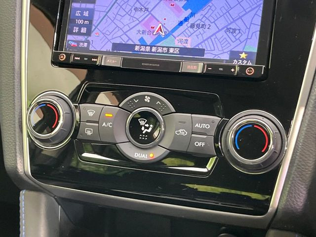 【オートエアコン】一度お好みの温度に設定すれば、車内の温度を検知し風量や温度を自動で調整。暑い&hellip;寒い&hellip;と何度もスイッチ操作をする必要はありません。快適な車内空間には必須の機能ですね♪