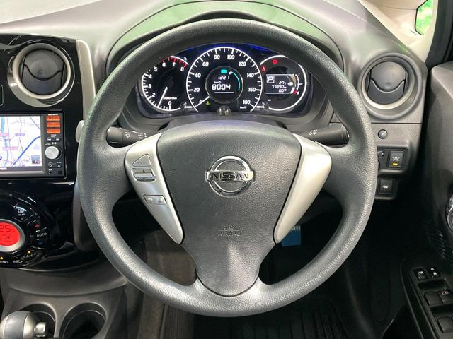 インテリアに合わせたデザインのステアリングは、運転される方のことも考え、運転しやすい形状、大きさです。是非一度、実際に触ってお確かめください。