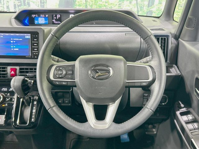 【純正革巻きステアリング】上質な革を使用することで、手にしっかり馴染みとても運転しやすいハンドルです♪