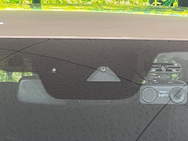 【i-ACTIVESENSE】走行中に前方の車両等を認識し、衝突しそうな時は警報とブレーキで衝突回避と被害軽減をアシスト。より安全にドライブをお楽しみいただけます。