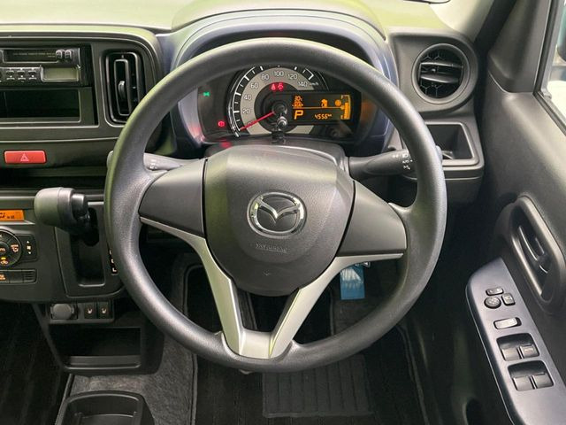 �C���e���A�ɍ��킹���f�U�C���̃X�e�A�����O�́A�^�]�������̂��Ƃ��l���A�^�]���₷���`��A�傫���ł��B�����x�A���ۂɐG���Ă��m���߂��������B
