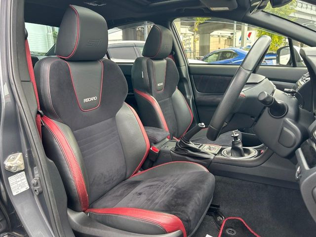 【RECARO製シート】人間工学に基づいた面圧分布によって腰への負担や長時間運転時の疲労発生を軽減☆一目でレカロとわかるスポーティなルックスが特徴です。