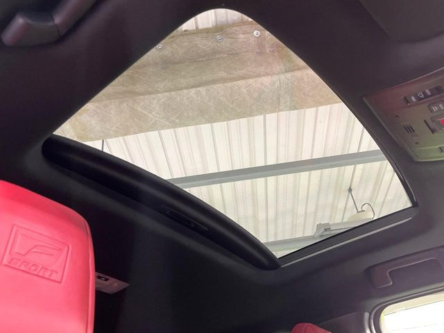 【サンルーフ】開放感たっぷりの希少装備、サンルーフが装着されています!車内に明かりを取り入れたり景色を楽しむ以外にも、車内の空気も簡単に換気できて快適です!