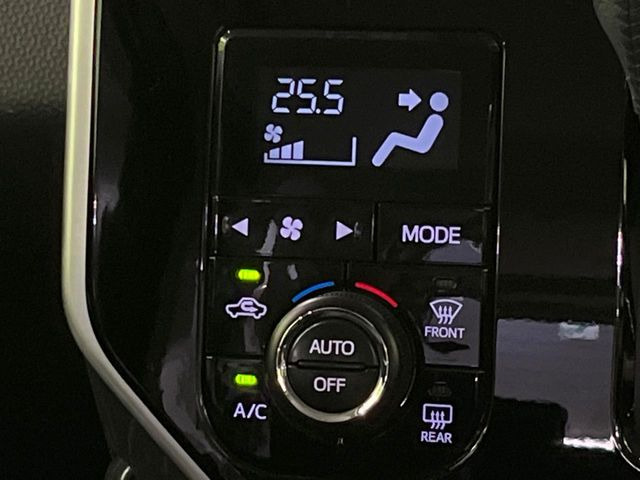 【オートエアコン】一度お好みの温度に設定すれば、車内の温度を検知し風量や温度を自動で調整。暑い&hellip;寒い&hellip;と何度もスイッチ操作をする必要はありません。快適な車内空間には必須の機能ですね♪