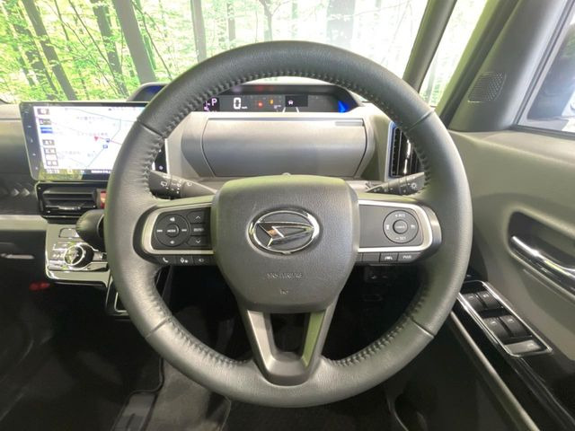 インテリアに合わせたデザインのステアリングは、運転される方のことも考え、運転しやすい形状、大きさです。是非一度、実際に触ってお確かめください。