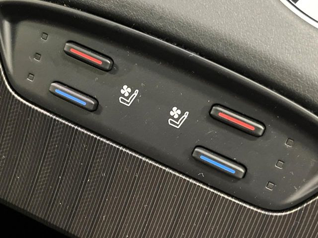 【シートベンチレーション】夏場は涼しい風でお尻や背中の熱やムレを防ぎ、冬はエアコンよりも早く温まってポカポカに!レザーシートにうれしい装備で、季節を問わず快適に過ごせます。