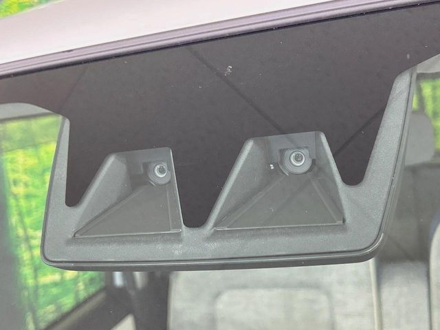 【スマートアシスト】走行中に前方の車両等を認識し、衝突しそうな時は警報とブレーキで衝突回避と被害軽減をアシスト。より安全にドライブをお楽しみいただけます。