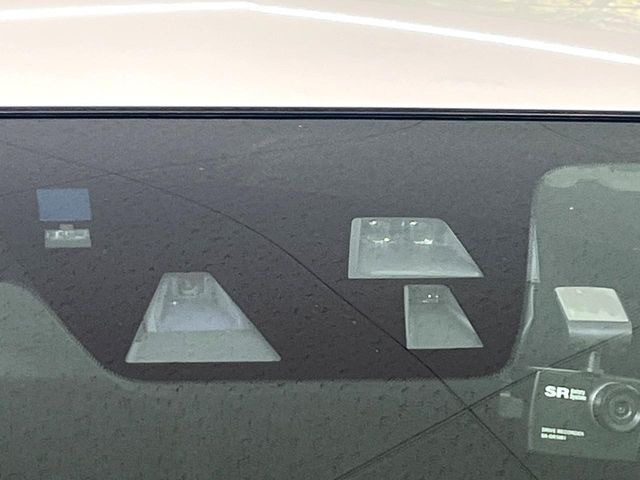 【i-ACTIVESENSE】走行中に前方の車両等を認識し、衝突しそうな時は警報とブレーキで衝突回避と被害軽減をアシスト。より安全にドライブをお楽しみいただけます。