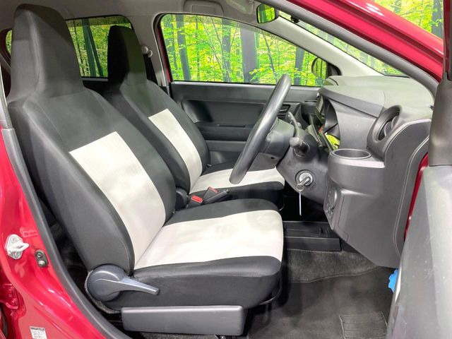 運転席まわりには十分なスペースがあり、大柄な方でもゆったり運転していただける環境です。
