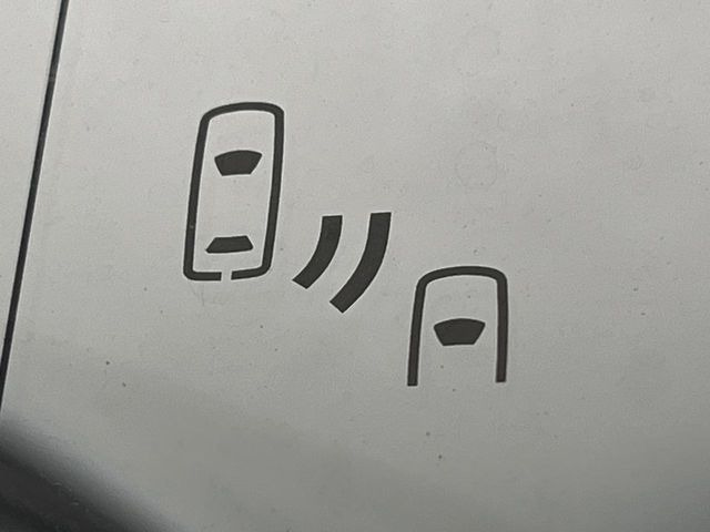 【ブラインドスポットモニター】走行中、ドアミラーの死角になりやすい箇所に後続車が接近するとサイドミラーのレンズに警告を表示!ドライバーに注意喚起をしてくれます。