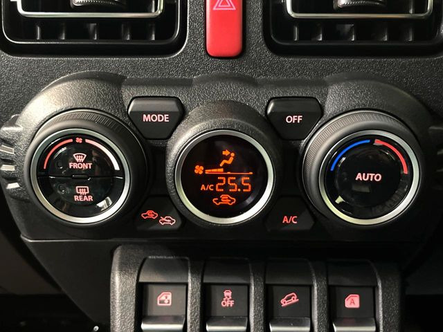 【オートエアコン】一度お好みの温度に設定すれば、車内の温度を検知し風量や温度を自動で調整。暑い&hellip;寒い&hellip;と何度もスイッチ操作をする必要はありません。快適な車内空間には必須の機能ですね♪