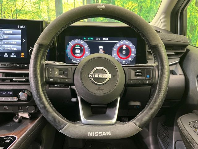 インテリアに合わせたデザインのステアリングは、運転される方のことも考え、運転しやすい形状、大きさです。是非一度、実際に触ってお確かめください。