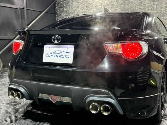 大人気TRDマフラー装着!リアスポイラーも装備しております!