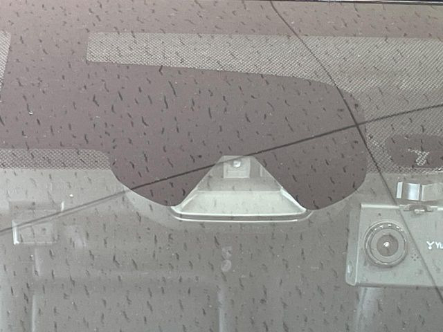 【エマージェンシーブレーキ】走行中に前方の車両等を認識し、衝突しそうな時は警報とブレーキで衝突回避と被害軽減をアシスト。より安全にドライブをお楽しみいただけます。