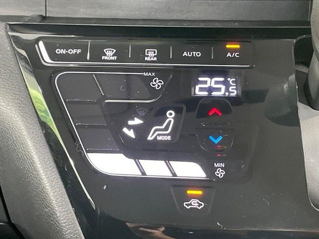 【オートエアコン】一度お好みの温度に設定すれば、車内の温度を検知し風量や温度を自動で調整。暑い&hellip;寒い&hellip;と何度もスイッチ操作をする必要はありません。快適な車内空間には必須の機能ですね♪