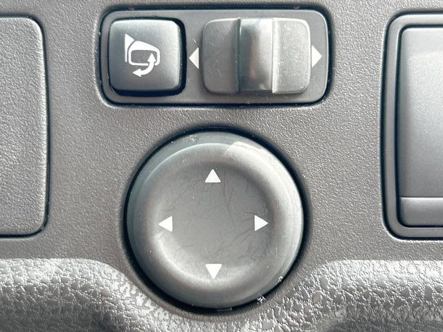 【電動格納ミラー】サイドミラーは電動格納式となっており、狭い駐車場でもキズがつくリスクを抑えられます。