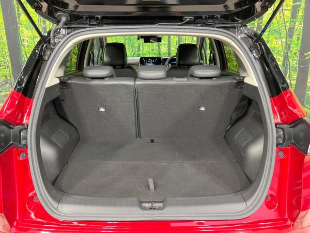 普段のお買い物や通勤、送迎等に十分な荷室スペースを確保しております。セカンドシートを倒すと、大きな荷物の積載も可能です♪
