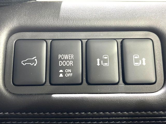 【両側パワースライドドア】スマートキーや運転席のスイッチで後席両側スライドドアの開閉が可能♪電動だから力を入れてドアを開ける必要が無く、小さなお子様でも簡単に開け閉めでき快適です♪