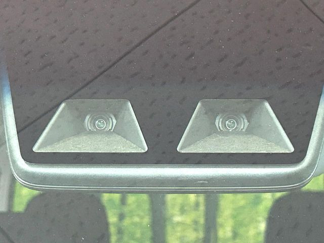 【スマートアシスト】走行中に前方の車両等を認識し、衝突しそうな時は警報とブレーキで衝突回避と被害軽減をアシスト。より安全にドライブをお楽しみいただけます。