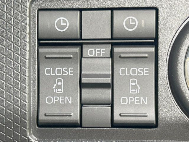 【予約ロック機能付き両側パワースライドドア】スマートキーや運転席のスイッチで後席両側スライドドアの開閉が可能♪電動だから力を入れてドアを開ける必要が無く、小さなお子様でも簡単に開け閉めでき快適です♪