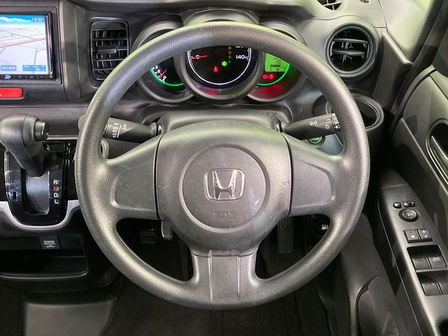 インテリアに合わせたデザインのステアリングは、運転される方のことも考え、運転しやすい形状、大きさです。是非一度、実際に触ってお確かめください。