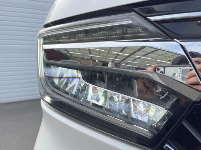 【LEDヘッドライト】悪天候や夜間走行時も良好な視界を確保し安心して運転できる高輝度LEDヘッドライトを装備!点灯速度が早く、消費電力も抑えられています。