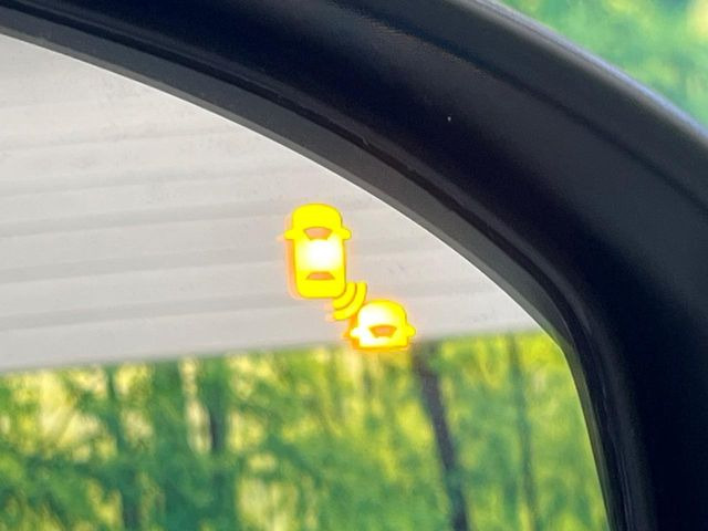 【ブラインドスポットインフォメーション】走行中、ドアミラーの死角になりやすい箇所に後続車が接近するとサイドミラー付近に警告を表示、ドライバーに注意喚起をしてくれます。